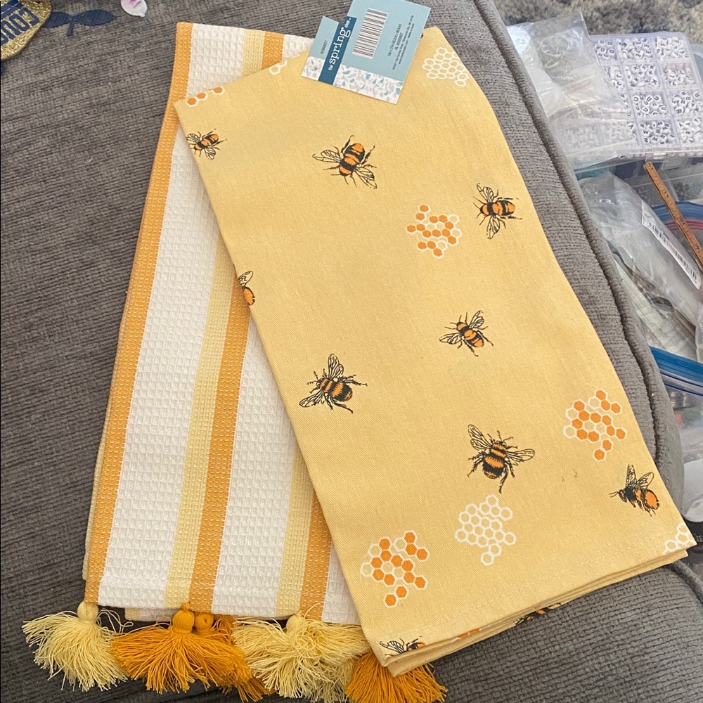 Hobby Lobby “Bumblebee ” 2PC Hand Towel Set